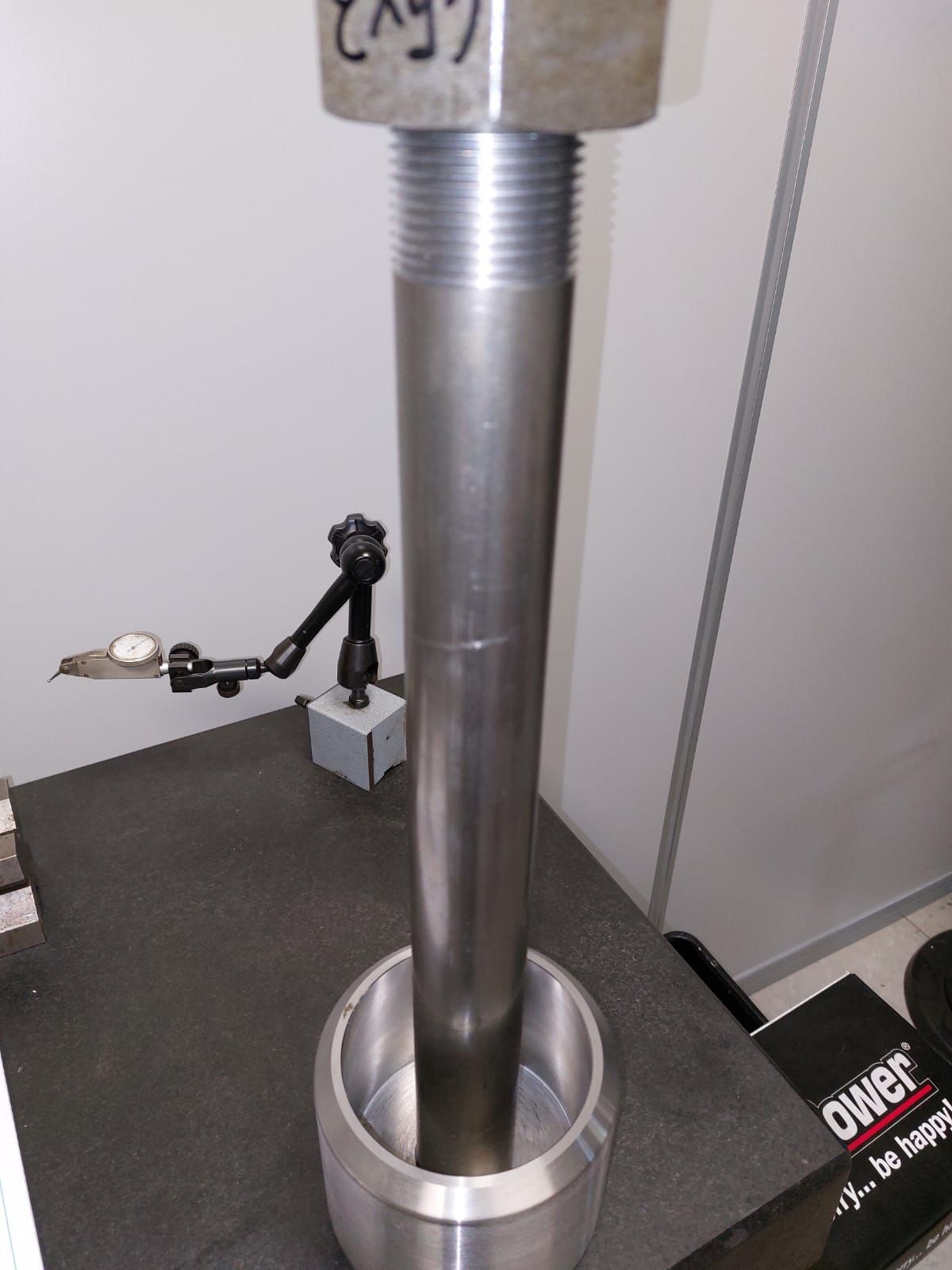 un cilindro di metallo con sopra un dado