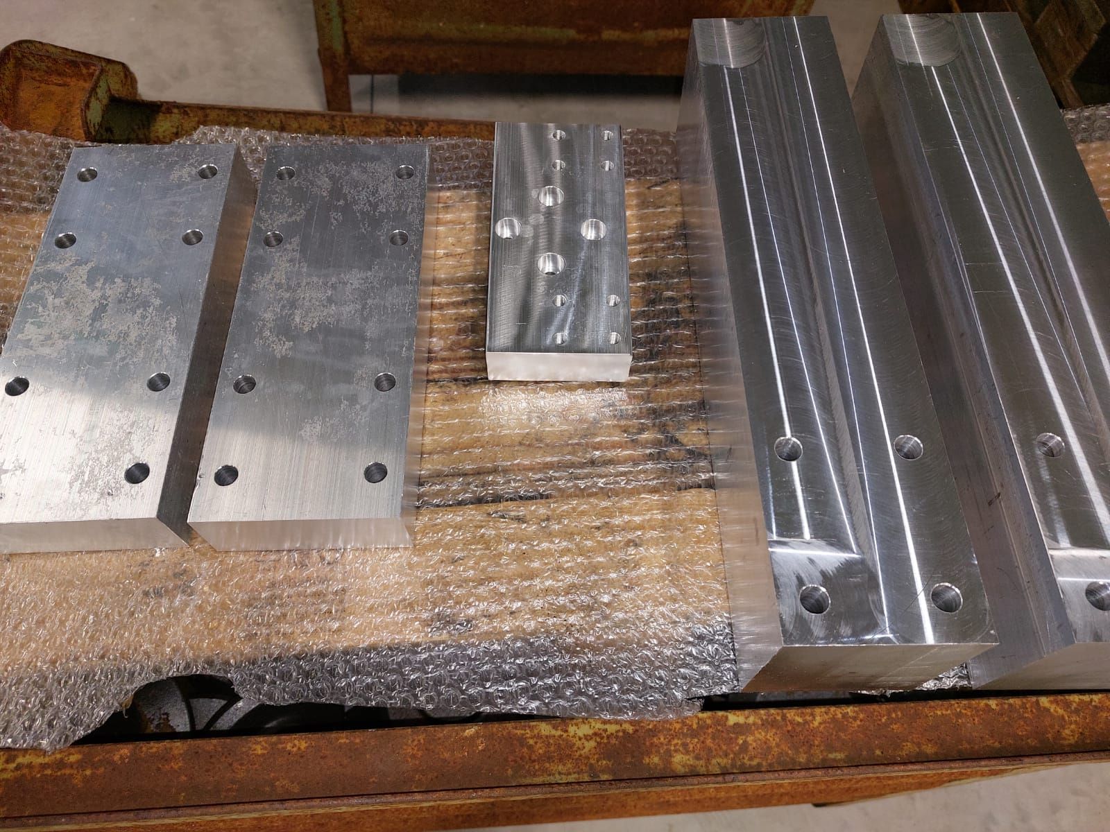 un mucchio di pezzi di metallo sono seduti su un tavolo