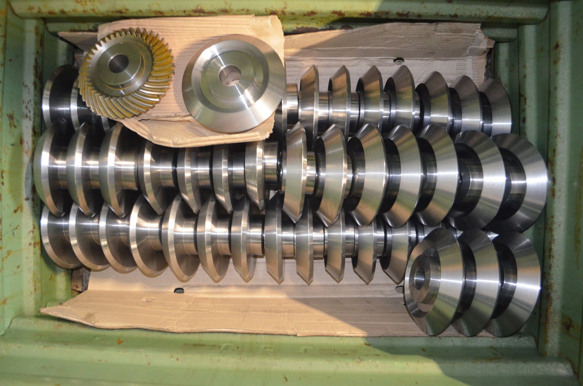 un mucchio di ingranaggi metallici sono impilati uno sopra l'altro