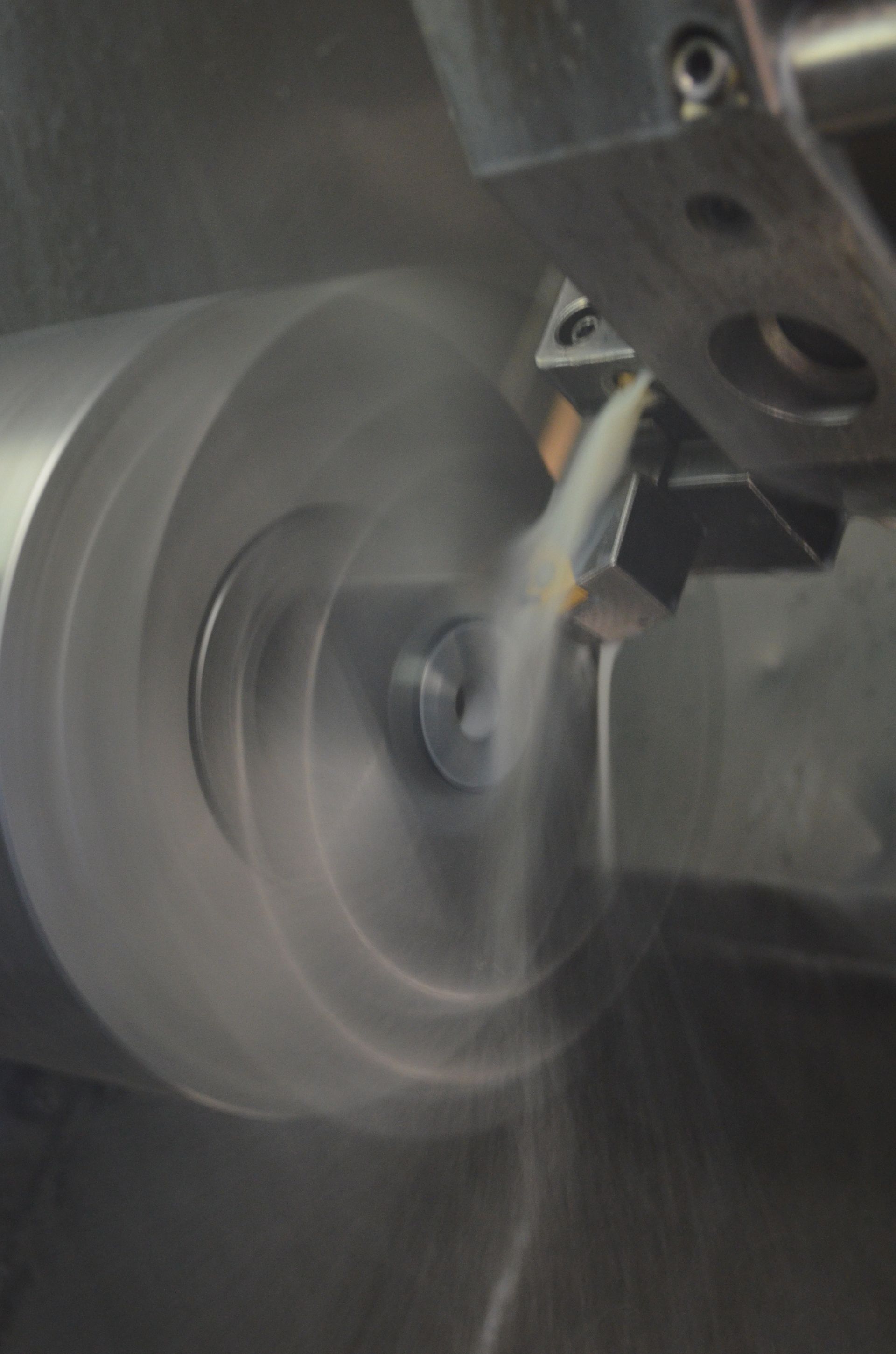 una macchina sta tagliando un pezzo di metallo in una fabbrica.