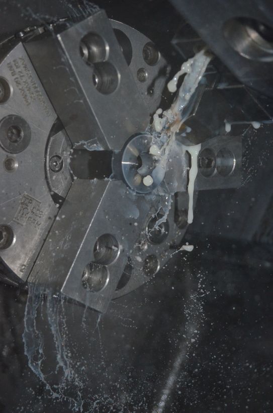 una macchina sta tagliando un pezzo di metallo in una fabbrica 