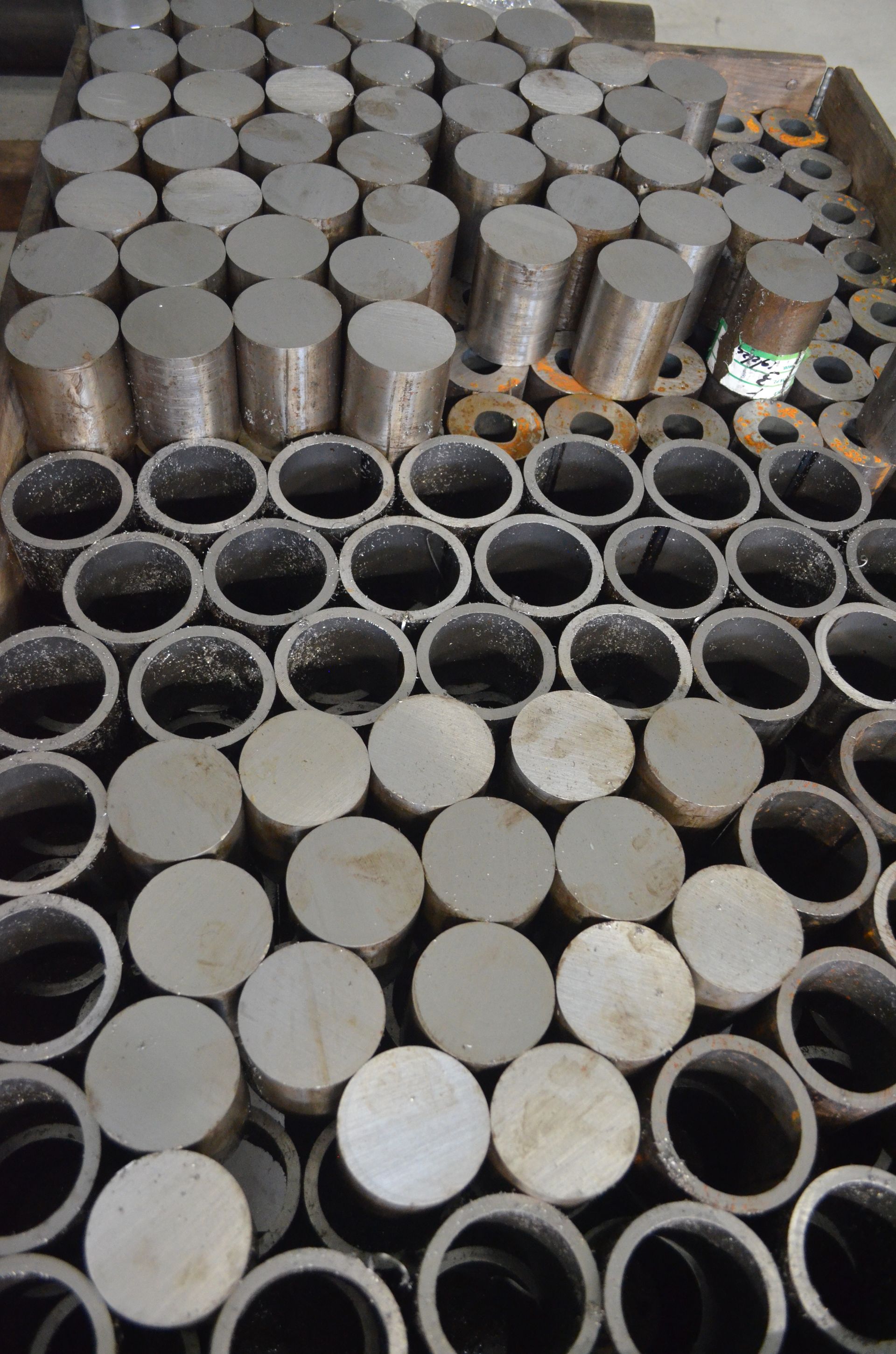 un mucchio di cilindri metallici sono impilati uno sopra l'altro