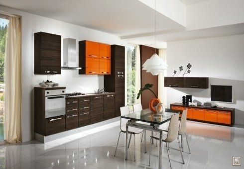 cucina con inserti arancioni