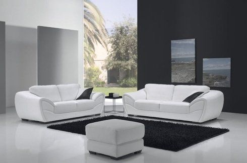 sala con due divani bianchi