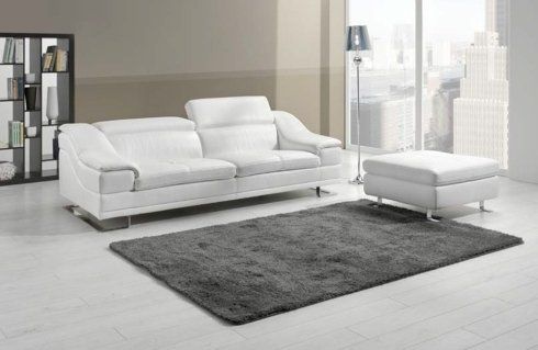 divano in pelle bianco e tappeto grigio