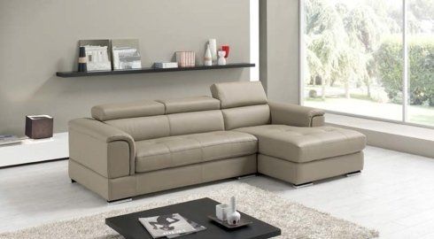divano in pelle beige