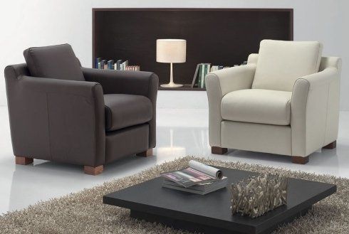 sala con due poltrone e un tavolino basso