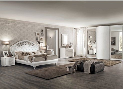 camera da letto di colore chiaro con tappeti