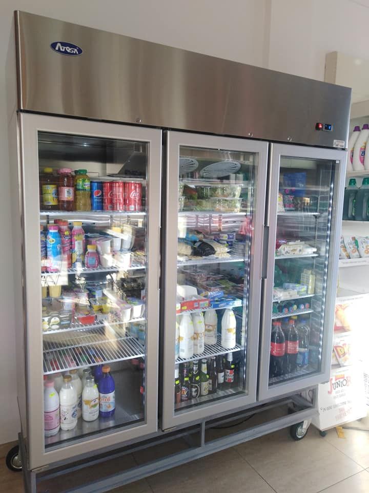 Un frigorifero in acciaio inossidabile pieno di cibo e bevande.