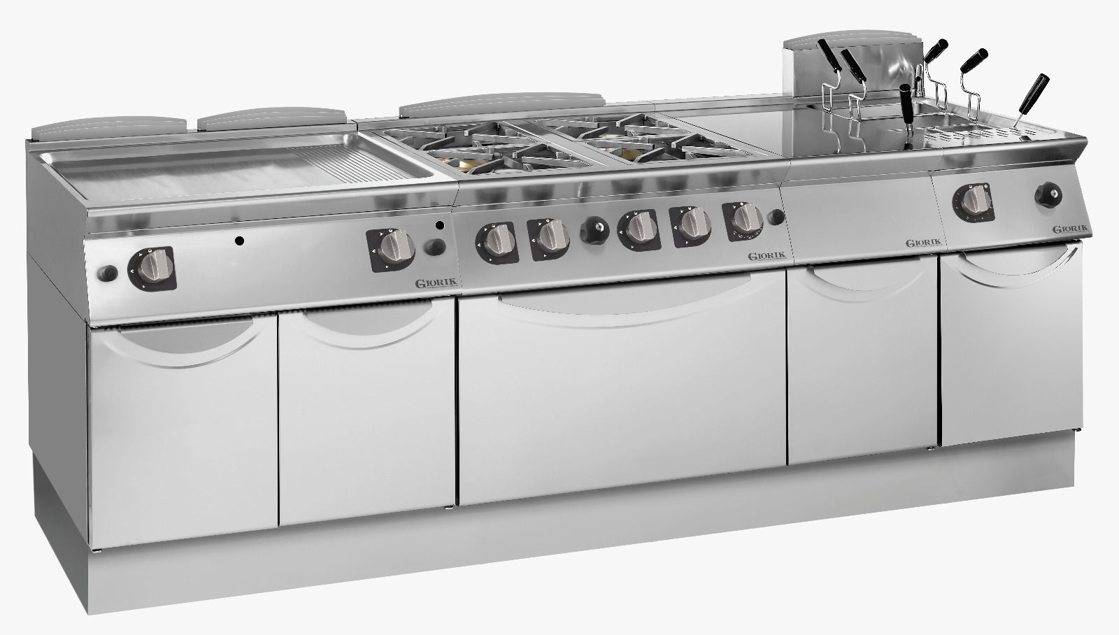 Una grande stufa in acciaio inossidabile con molti elettrodomestici sopra