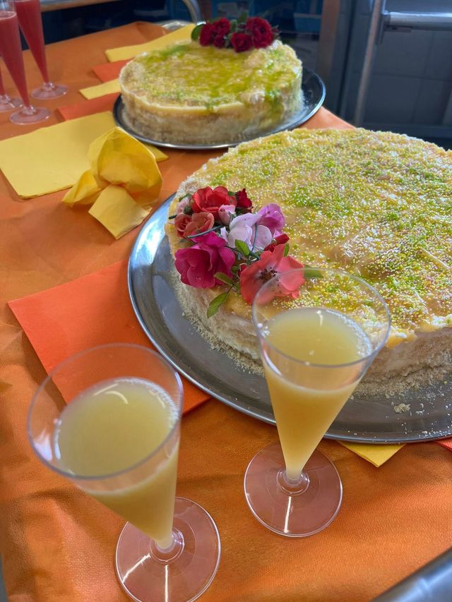 Due bicchieri di succo d'arancia accanto a una torta su un tavolo.
