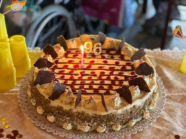 Due bicchieri di succo d'arancia accanto a una torta su un tavolo.