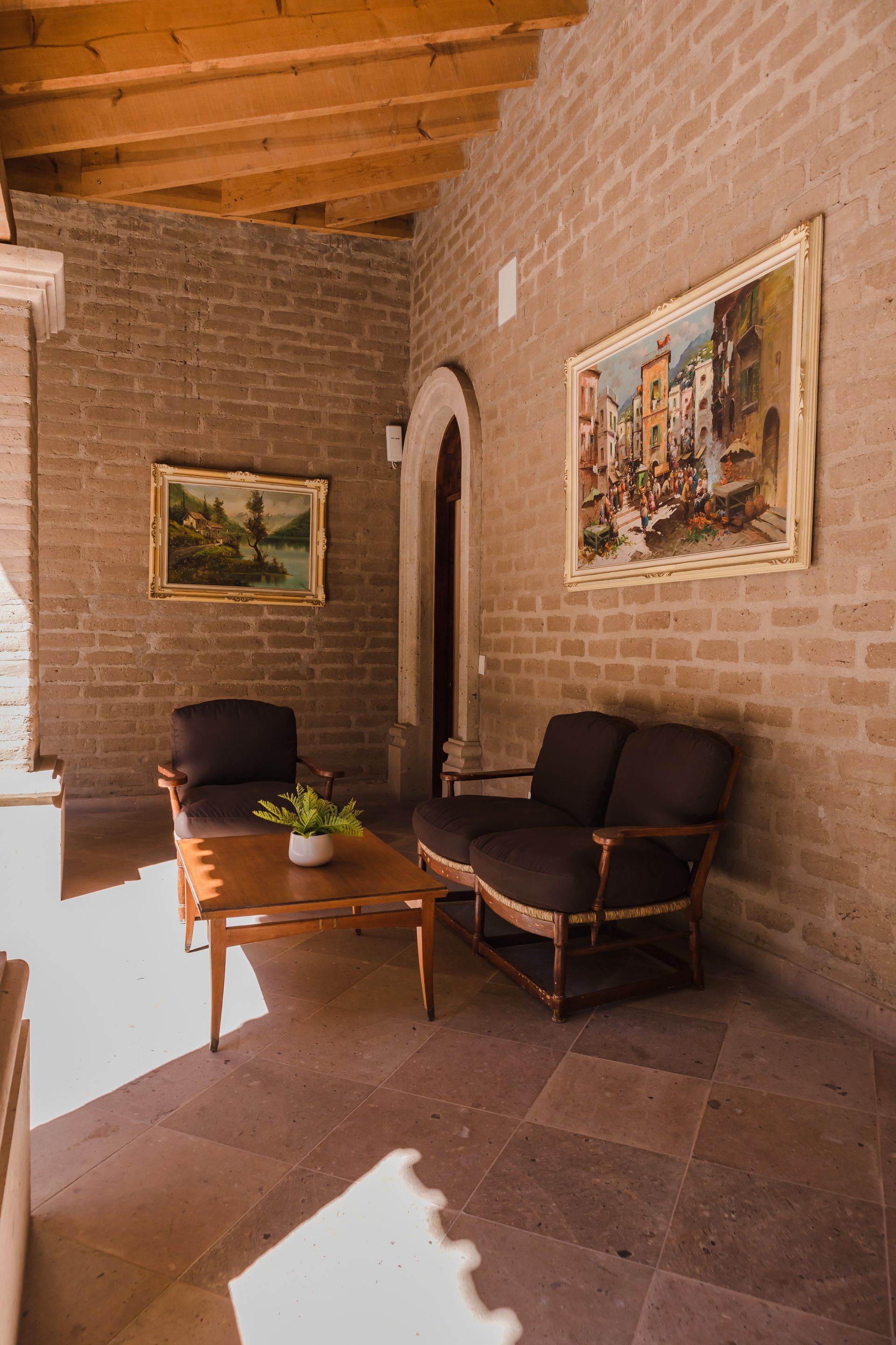 Here’s a ~100-character version:
**Fuente de piedra frente a edificio beige con cúpula y fachada decorativa bajo cielo azul.