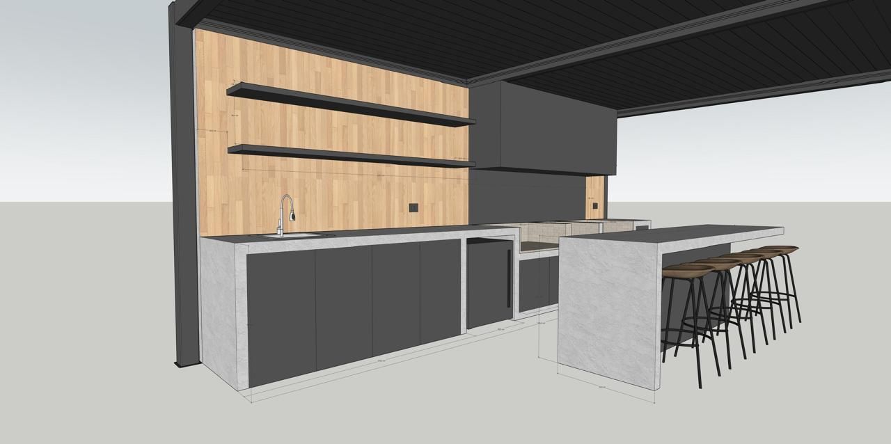 Obrero de la construcción que lleva un tubo pesado sobre su hombro, vistiendo casco y chaleco de seguridad.