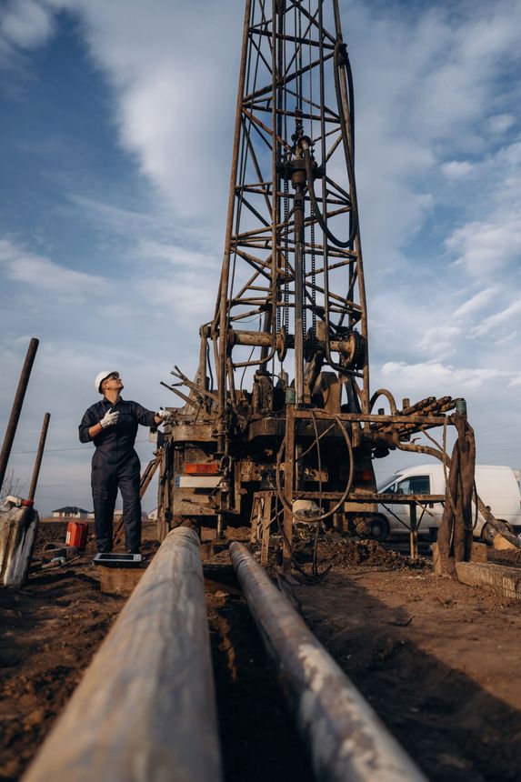 KLH Consulting - Professional Oil and Gas Engineering & Consulting Services. Oil Guages App for field data management. 
