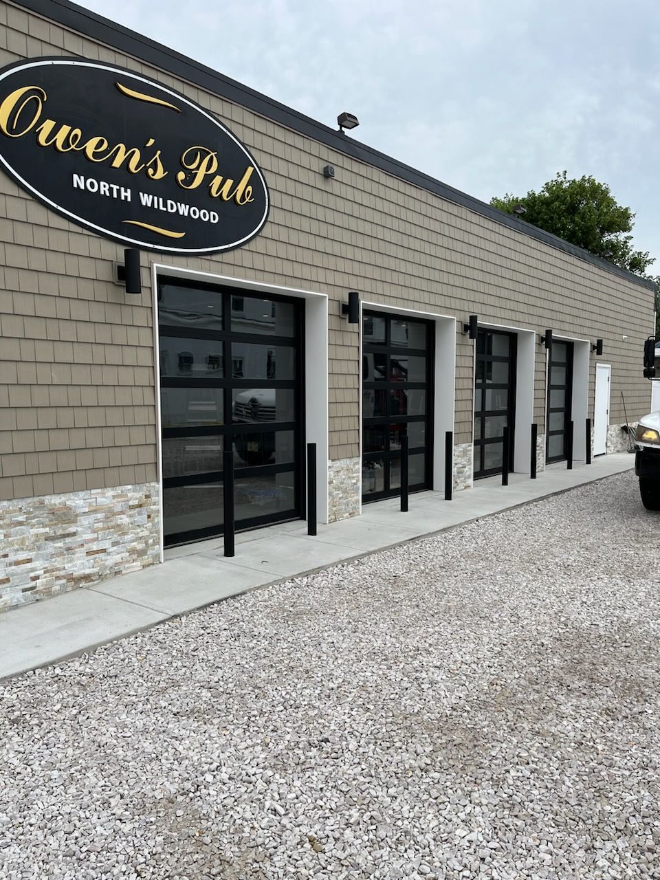 A building with a sign that says owen 's pub on it