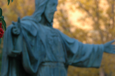 A statue of jesus with his arms outstretched