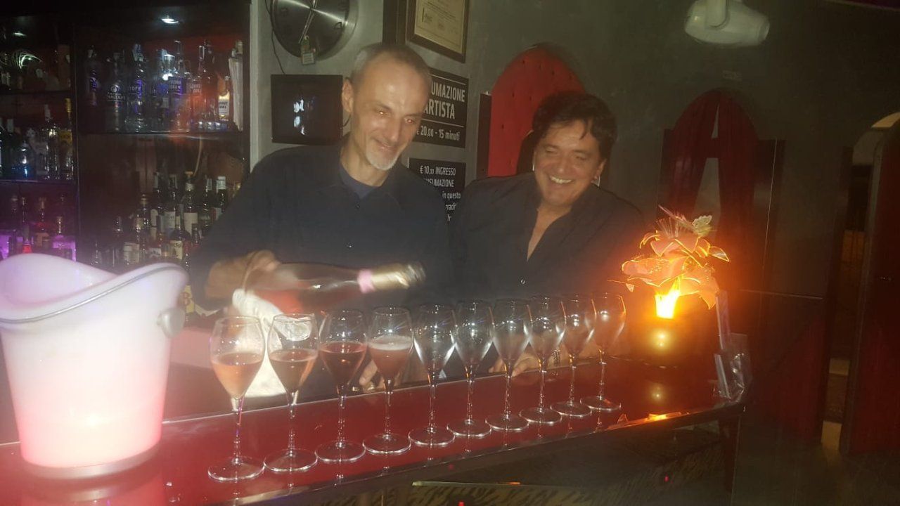 Bere in compagnia di splendide ragazze