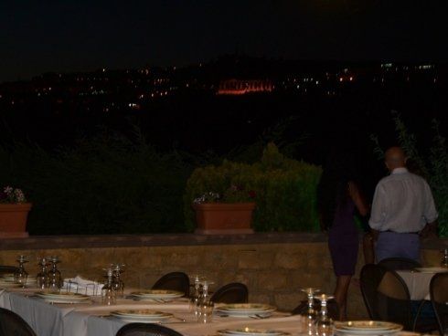 due cliente osservano il paesaggio dalla terrazza del ristorante 