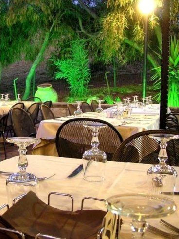 tavoli apparecchiati nella zona esterna del ristorante