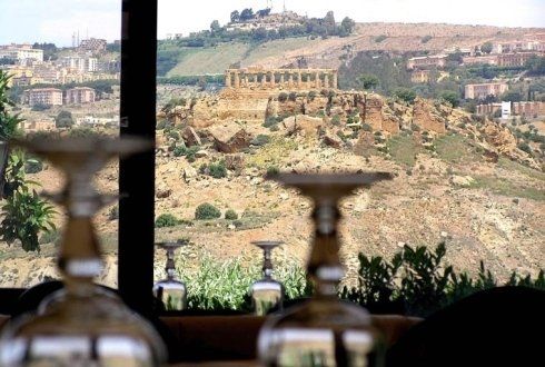 paesaggio di collina dalla sala interna del ristorante