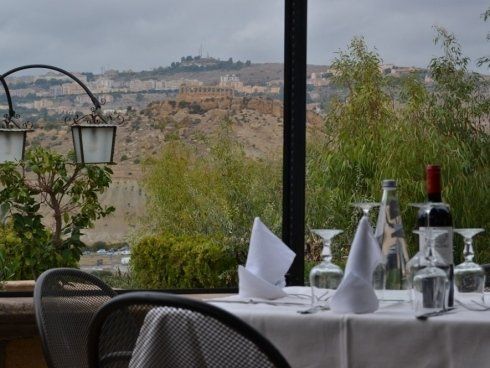 vista delle colline da un tavolo del ristorante 