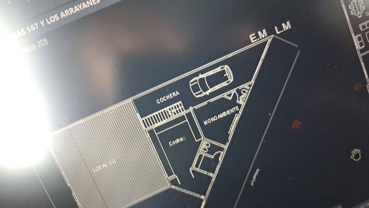 Architectural plan with labeled areas: “cochera,” “comedor,” “estudio,” and “accesorios”; car depicted.