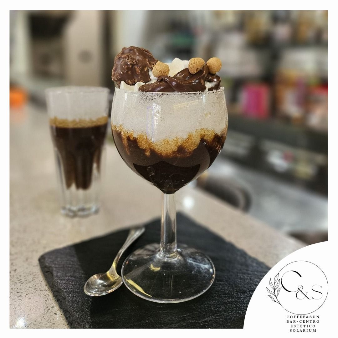 Un dessert in un bicchiere da vino con un cucchiaio dentro