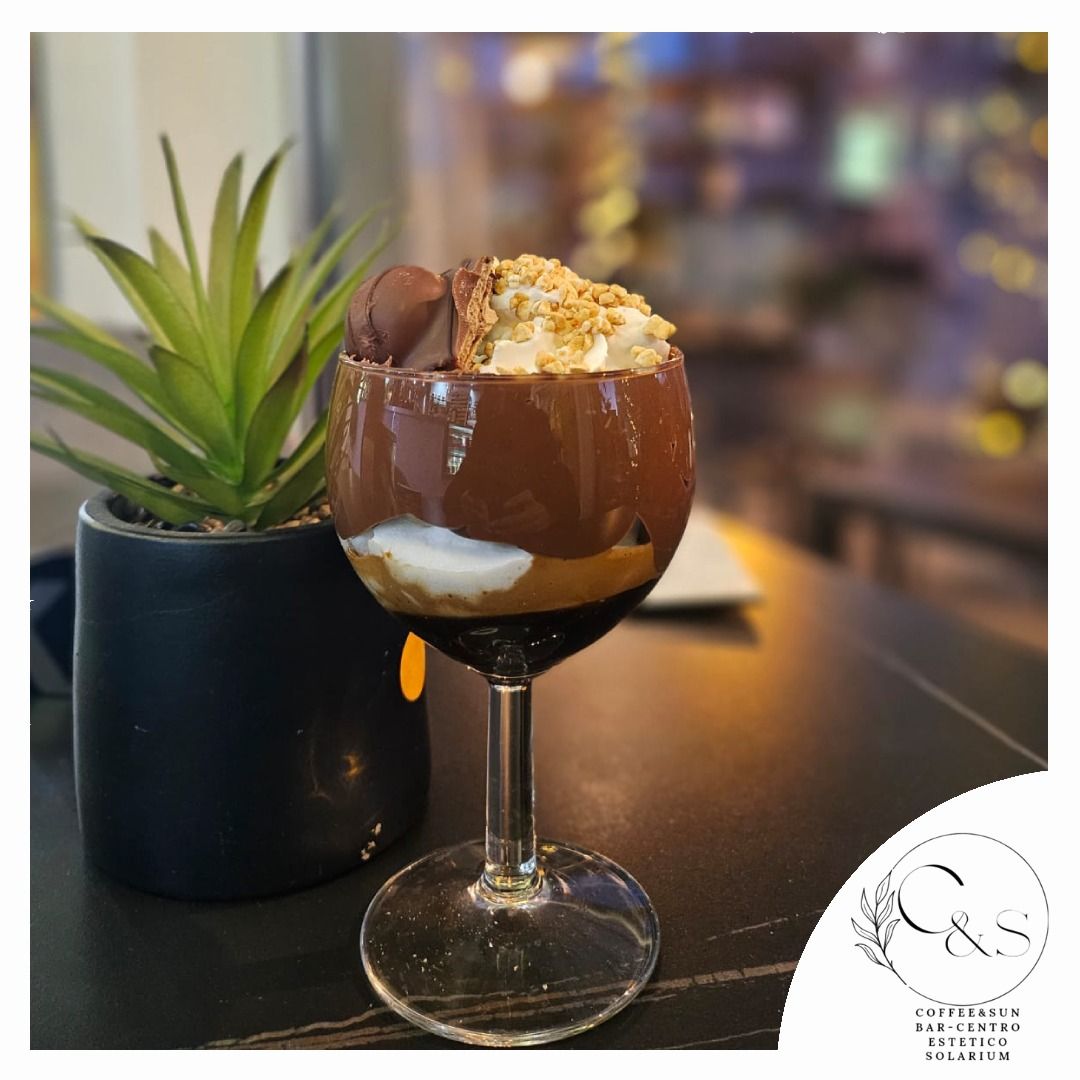 Un dessert al cioccolato in un bicchiere da vino su un tavolo