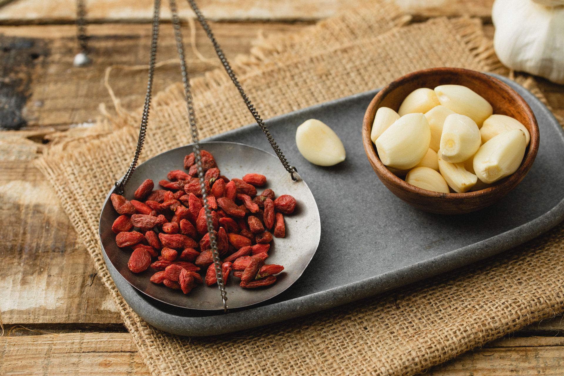 磚造建築，深色屋頂，有老虎窗，左上角有樹枝，藍天。