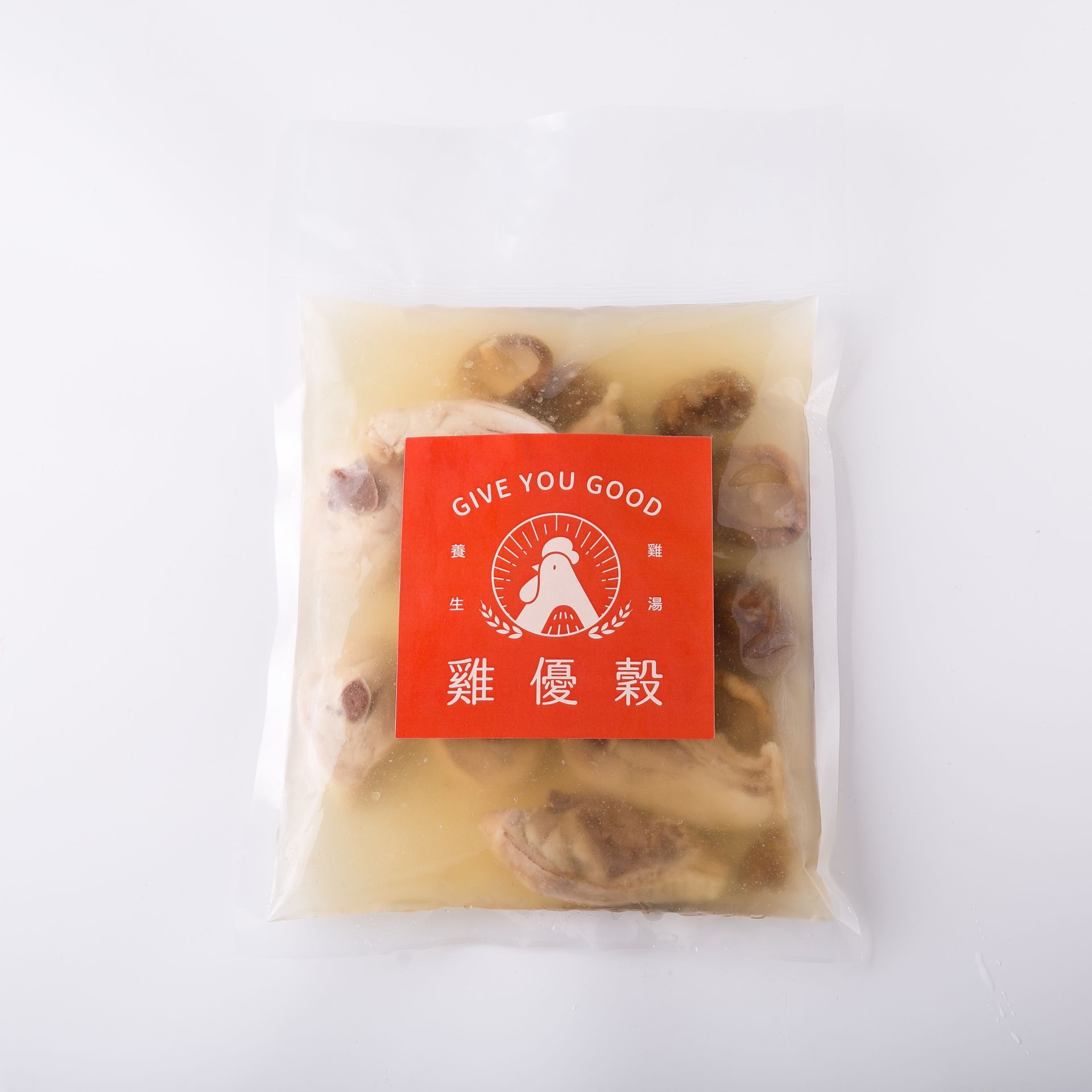 一杯奶泡咖啡，上面放著深色配料和兩片黃色水果，背景是白色。