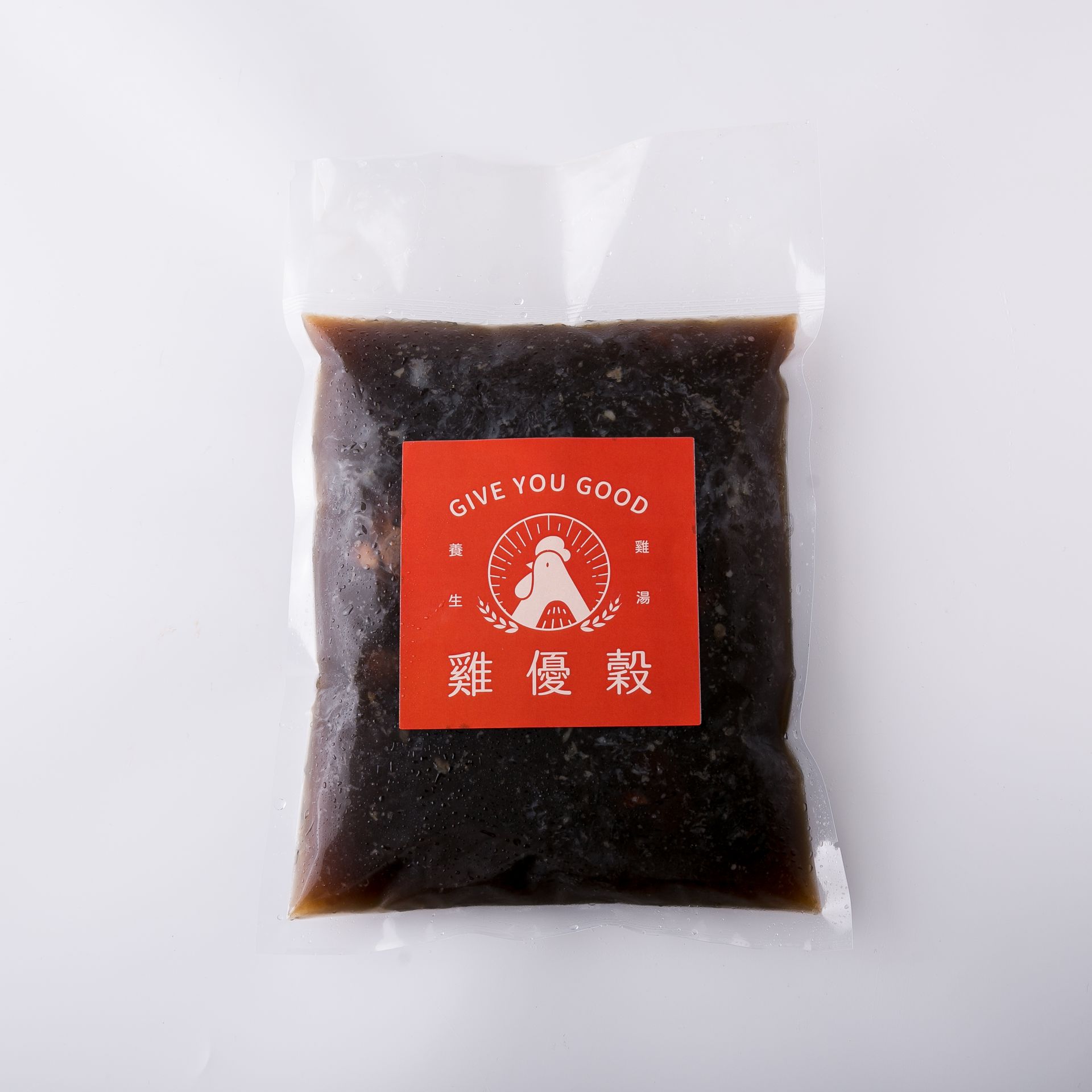 俯視圖，白色鍋中盛有煮熟的肉塊，浸泡在深色肉湯中，鍋放在白色表面上