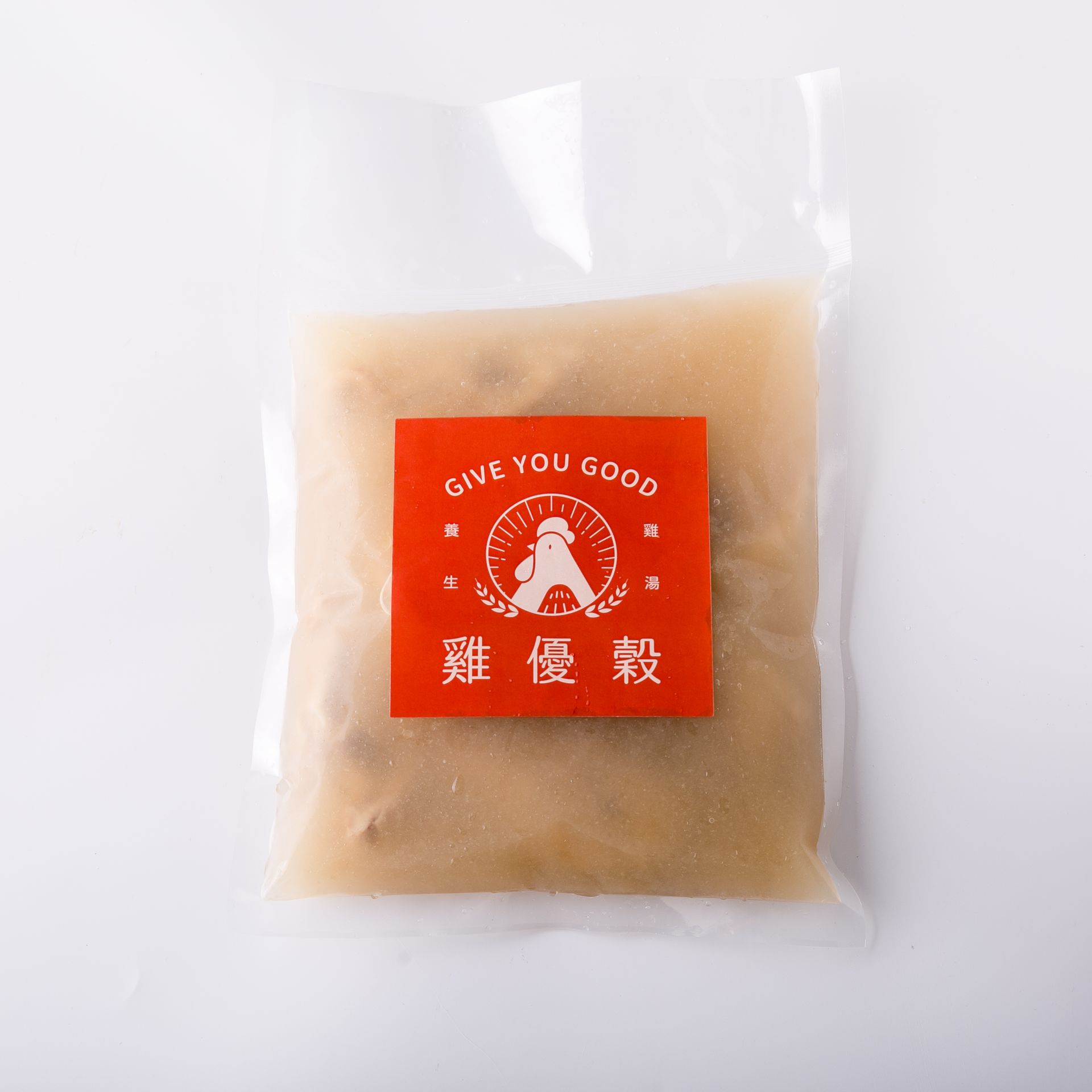 淺色背景上的白色砂鍋菜，盛有馬鈴薯和蘑菇片