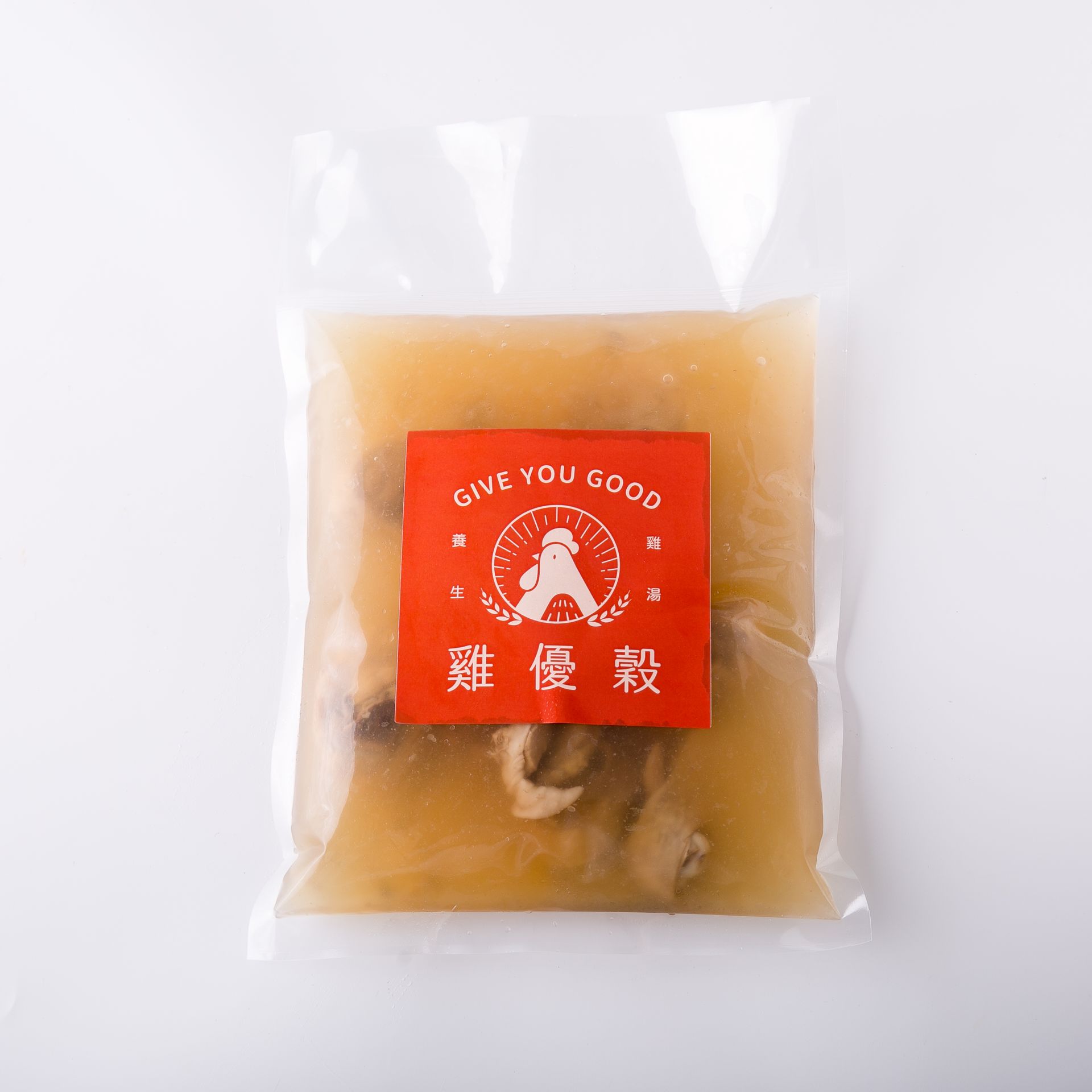 淺色背景上的白色鍋，盛滿熟肉，俯視圖