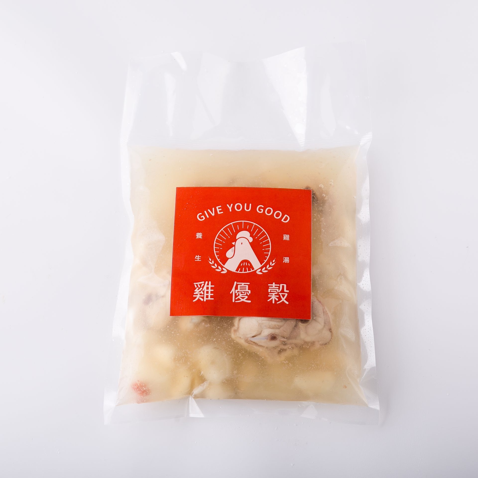 從上方俯視，可以看到盛在白碗裡的去皮蒜瓣和煮熟的肉，肉湯中浸泡著肉。