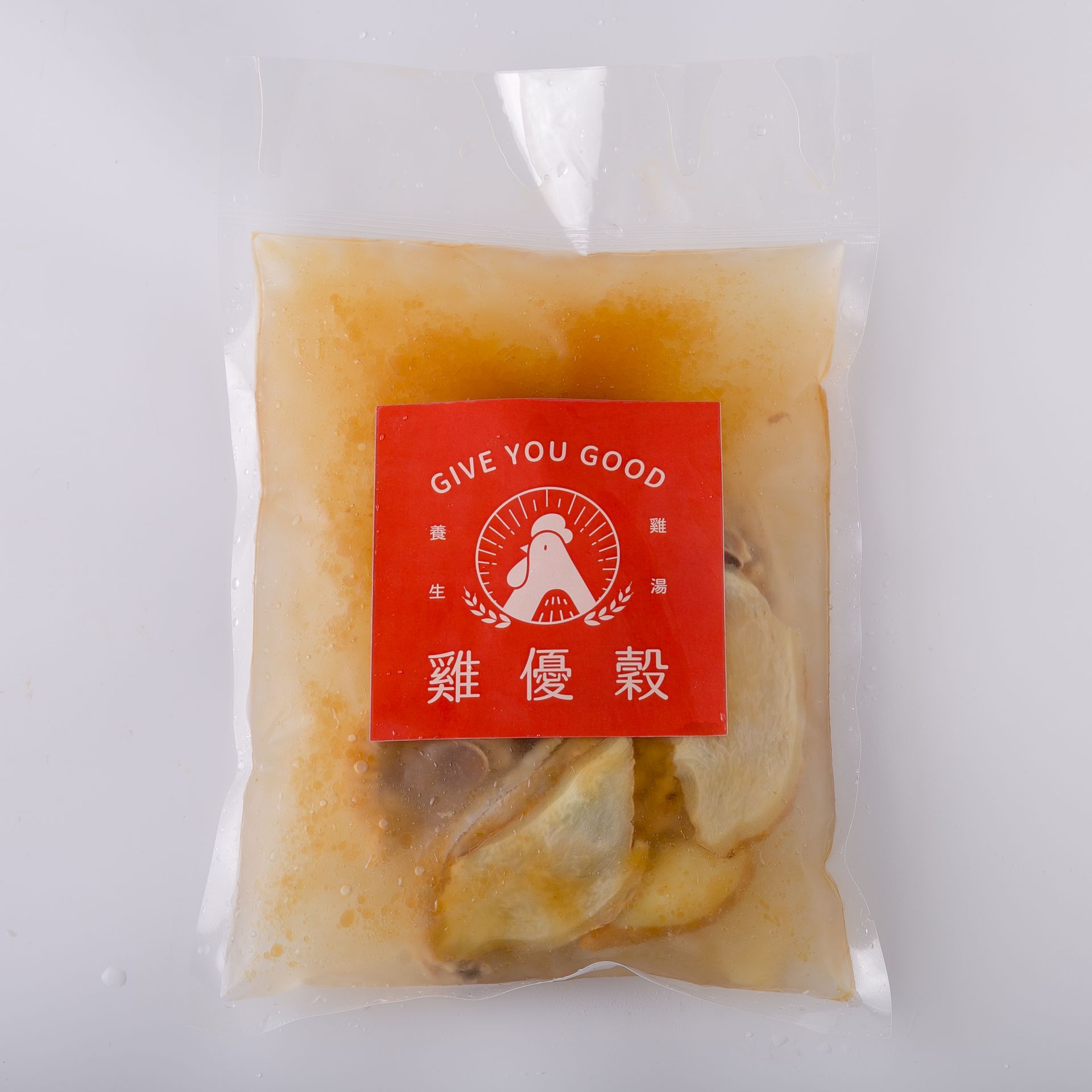 淺色背景上的白色鍋，裡面盛滿了煮熟的肉和黃南瓜，俯視圖