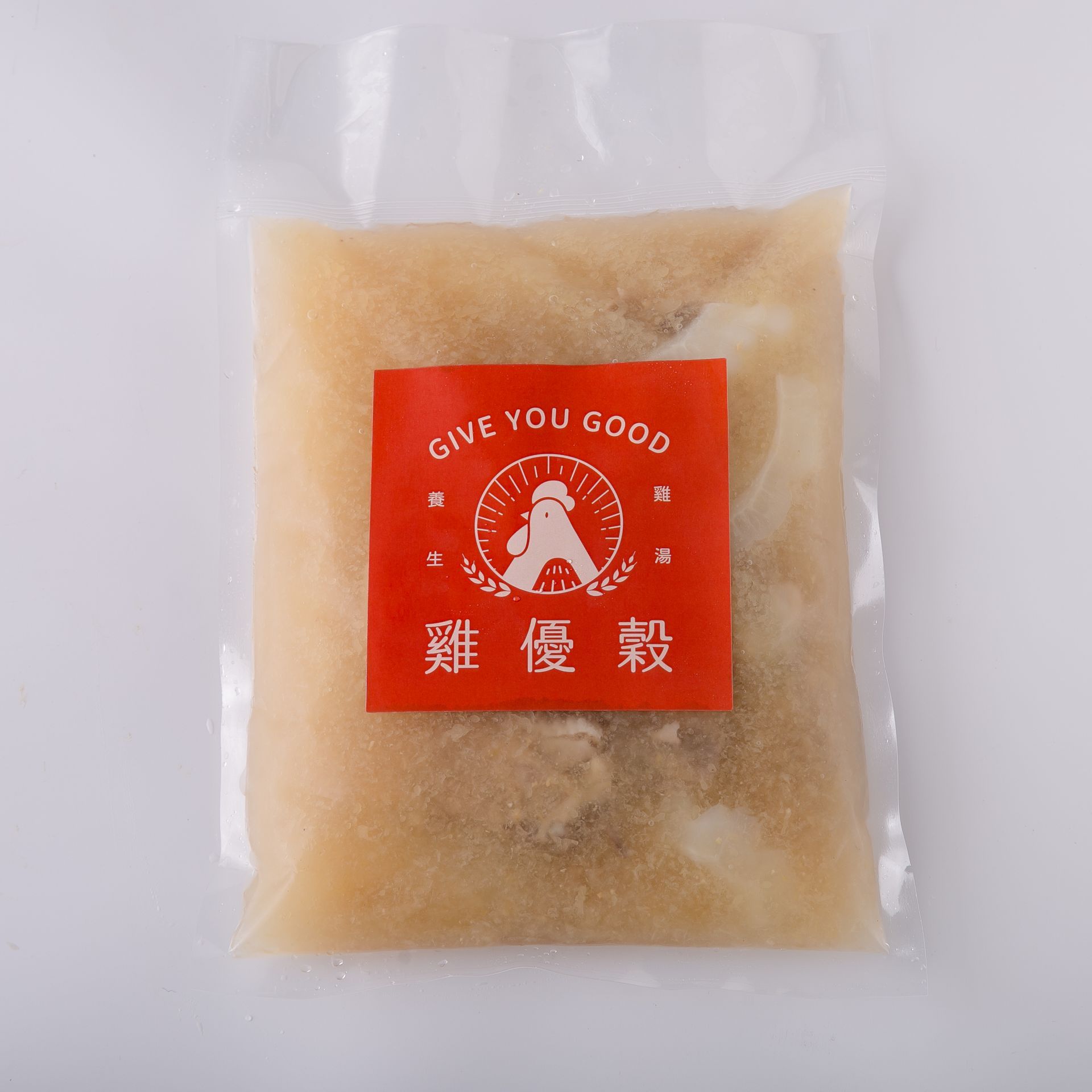 白色背景上的一口鍋，鍋子裡盛著正在煨煮的肉和清湯。