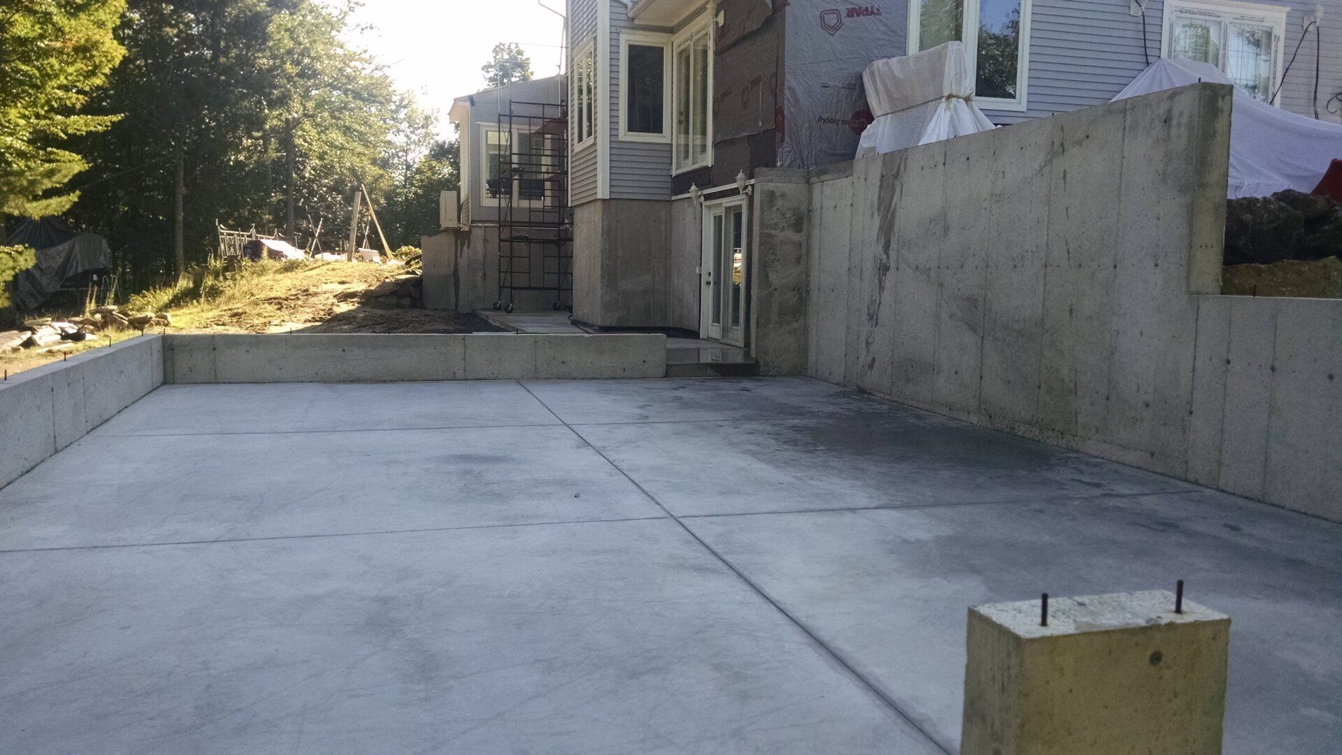 Concrete floor and wall