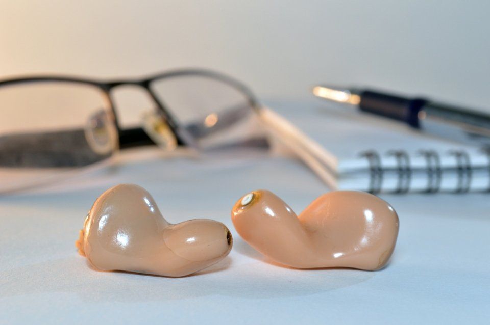 Una coppia di apparecchi uditivi pretimpanici