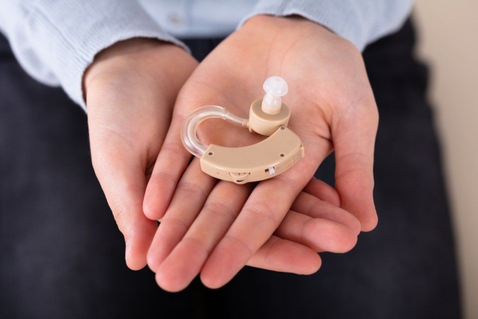 Una protesi acustica retroauricolare esterna