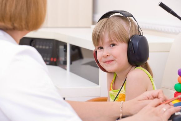 Una bambina che si sottopone a un test per valutare il livello di sordità