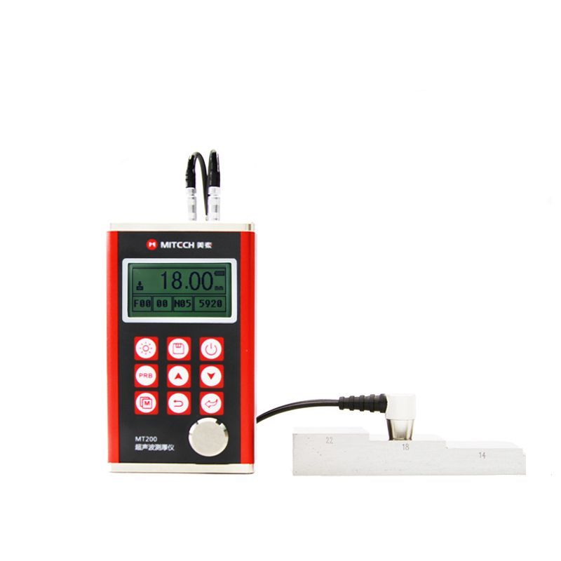 Medidor de espesor ultrasónico digital con sonda acoplada, para medir un bloque metálico escalonado.