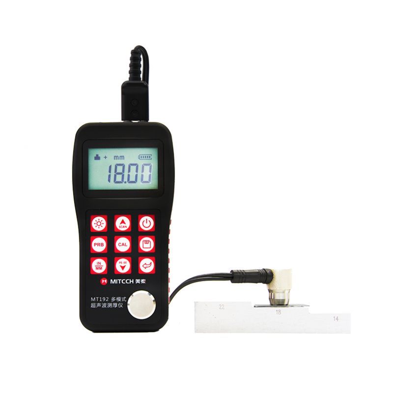 Medidor digital portátil que mide una superficie blanca; la pantalla muestra