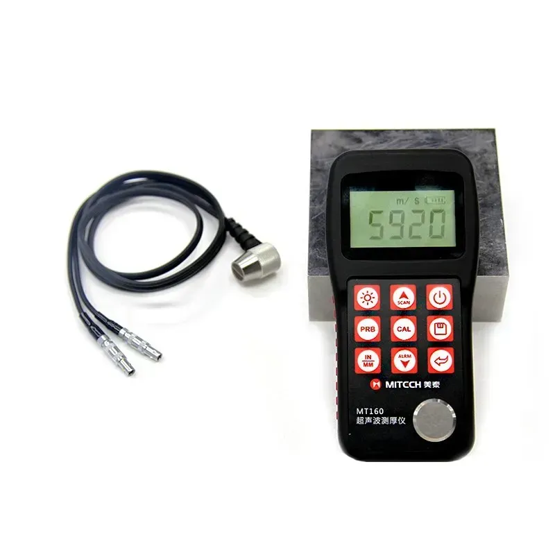 Medidor de espesor ultrasónico portátil con cable transductor y bloque de prueba. El medidor muestra