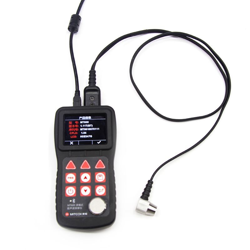 Detector de defectos ultrasónico portátil con sonda conectada y pantalla.