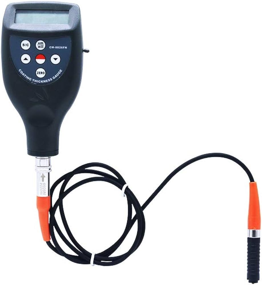 Medidor de espesor de recubrimiento negro con sonda conectada, que muestra una pantalla digital.