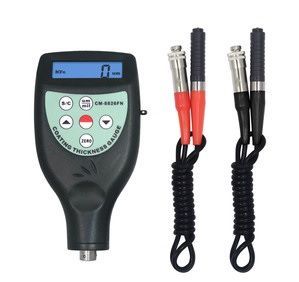 Medidor de espesor de recubrimiento con pantalla digital, dos sondas y dispositivo portátil negro.