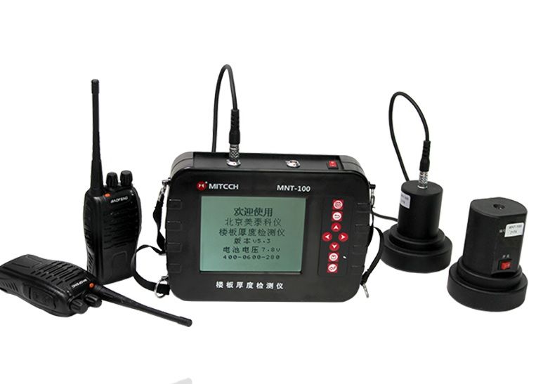 Un dispositivo electrónico negro con pantalla, dos sondas y radios bidireccionales sobre un fondo blanco.