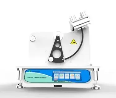 Máquina de pruebas blanca con pantalla táctil y mecanismo de inclinación.