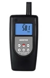 Anemómetro digital portátil negro con pantalla azul que muestra 58.1.